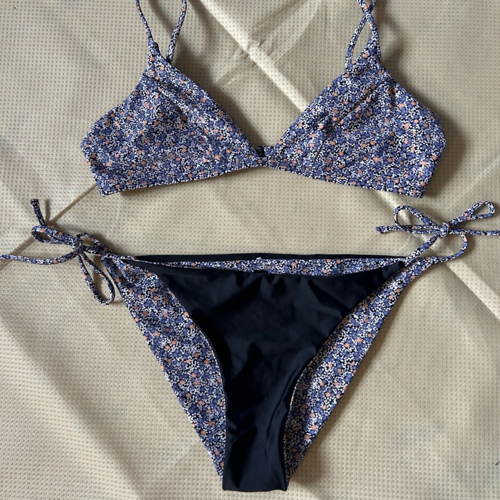 Rip Curl Floral string Bikini with reversible bottoms size large - Picture 2 of 4